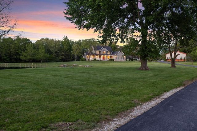 8611 S Stillhouse Road, Oak Grove, MO 64075