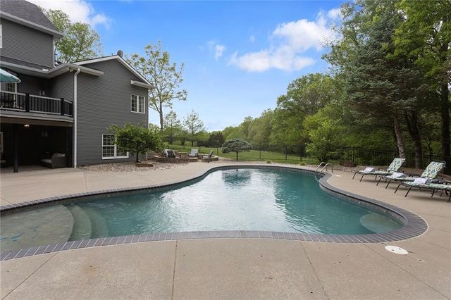 8611 S Stillhouse Road, Oak Grove, MO 64075