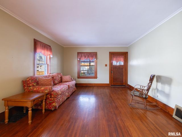 1111 S 6TH Street, Pekin, IL 61554