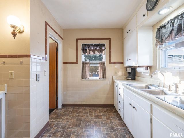 1111 S 6TH Street, Pekin, IL 61554