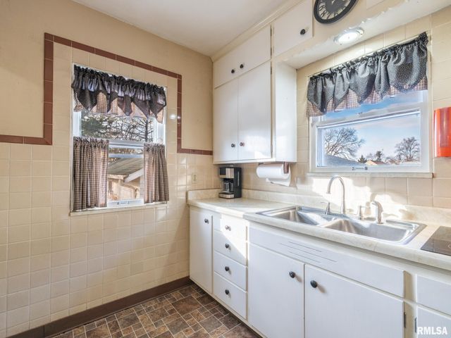 1111 S 6TH Street, Pekin, IL 61554