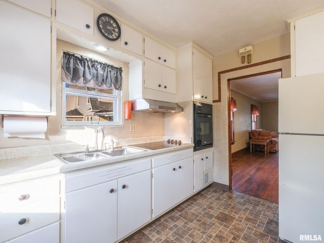 1111 S 6TH Street, Pekin, IL 61554