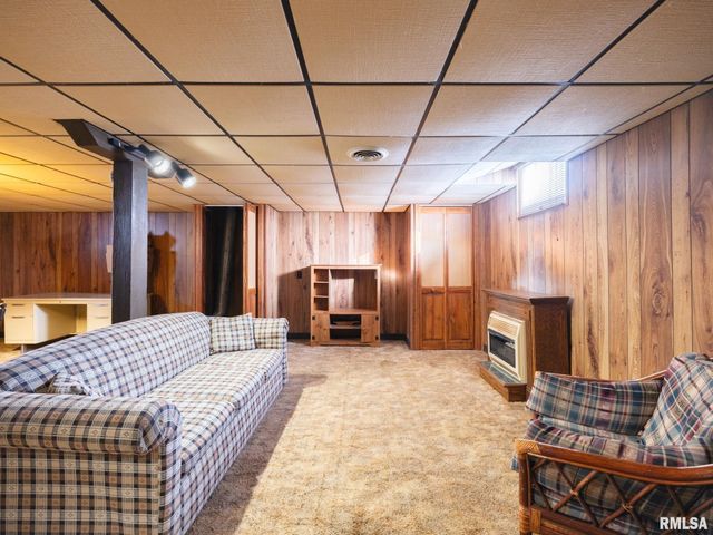 1111 S 6TH Street, Pekin, IL 61554