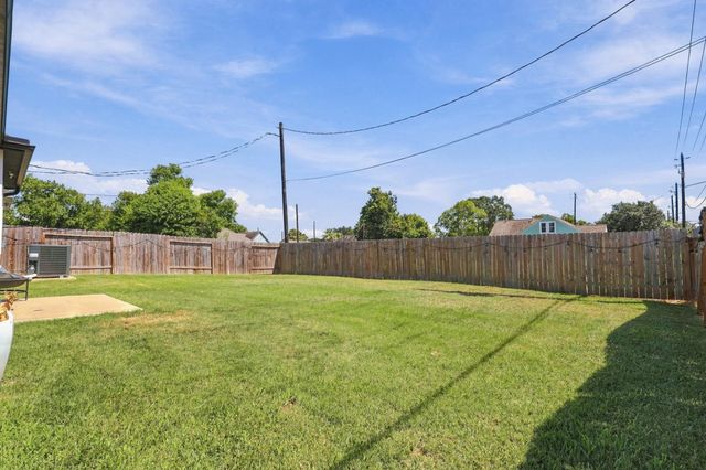 704 E Main Street, La Porte, TX 77571