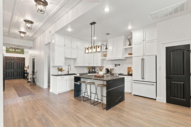 704 E Main Street, La Porte, TX 77571