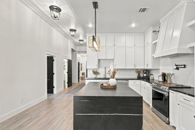 704 E Main Street, La Porte, TX 77571