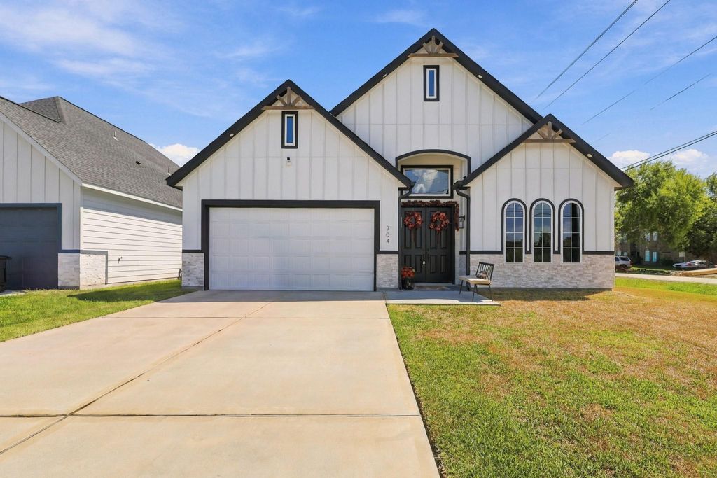 704 E Main Street, La Porte, TX 77571