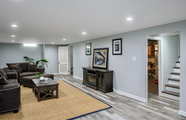 2151 Derby Road, Troy, MI 48084