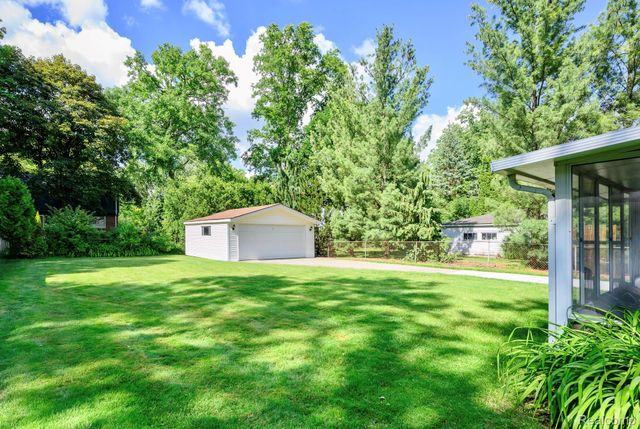 2151 Derby Road, Troy, MI 48084