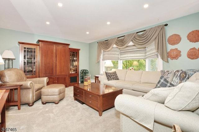 75 Hiawatha Blvd, Oakland Boro, NJ 07436