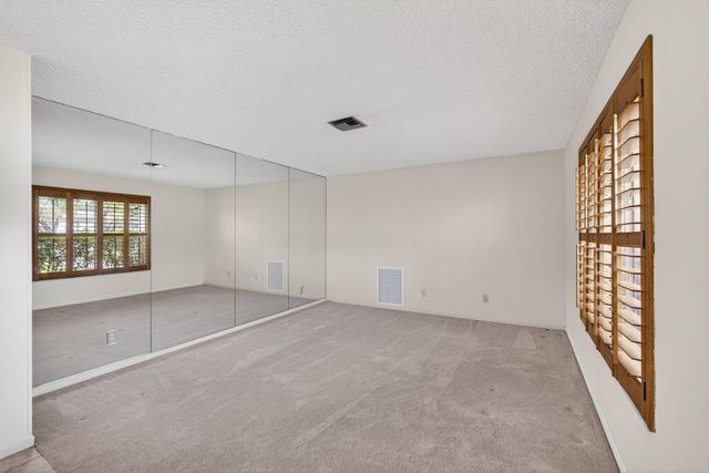 9820 Jonquil Circle N, Palm Beach Gardens, FL 33410