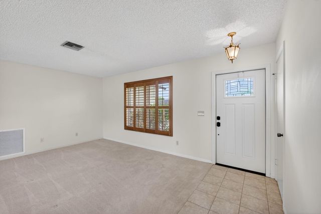 9820 Jonquil Circle N, Palm Beach Gardens, FL 33410