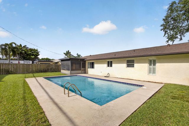 9820 Jonquil Circle N, Palm Beach Gardens, FL 33410