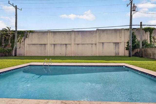 9820 Jonquil Circle N, Palm Beach Gardens, FL 33410