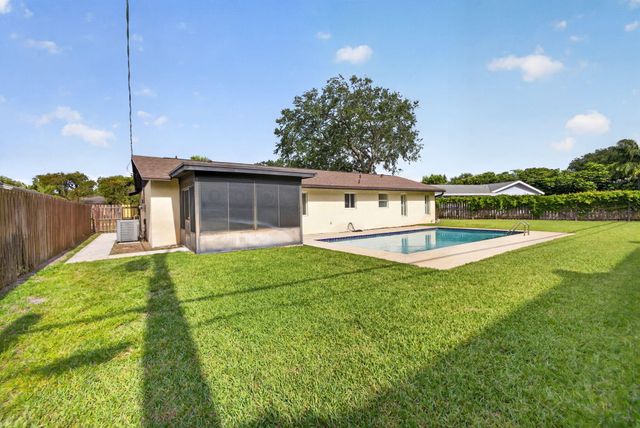 9820 Jonquil Circle N, Palm Beach Gardens, FL 33410