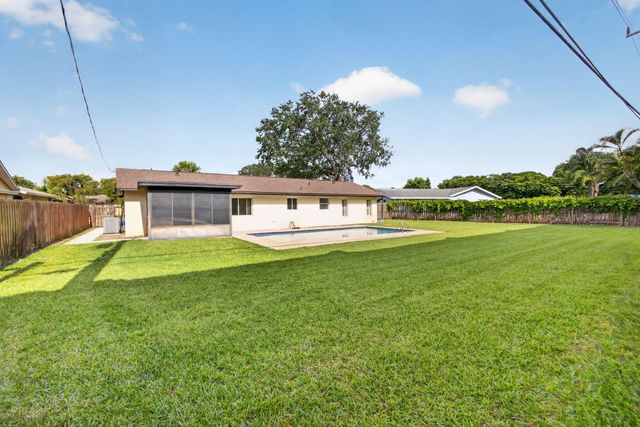 9820 Jonquil Circle N, Palm Beach Gardens, FL 33410