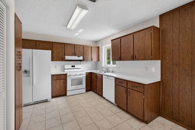 9820 Jonquil Circle N, Palm Beach Gardens, FL 33410