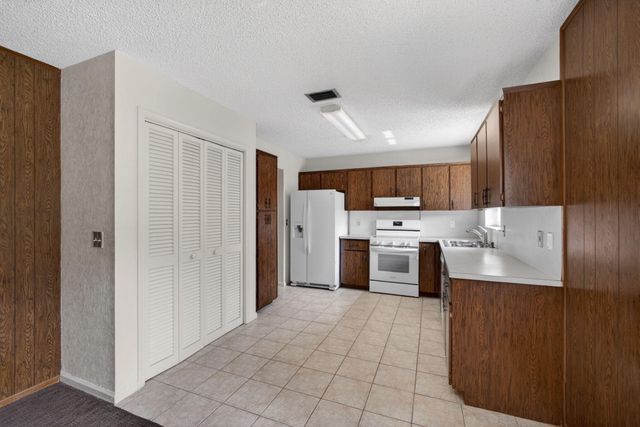 9820 Jonquil Circle N, Palm Beach Gardens, FL 33410