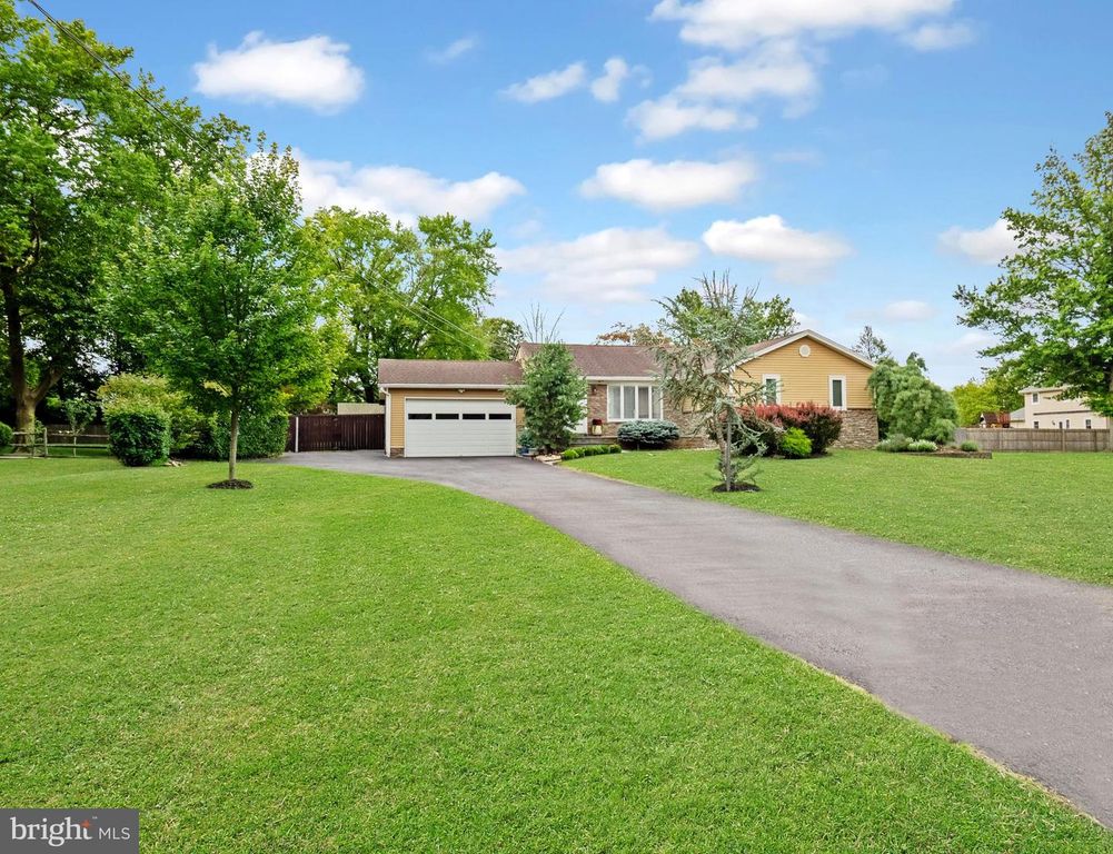 4 CHEROKEE DR, Pennington, NJ 08534