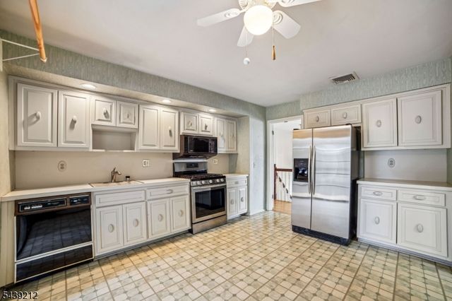 30 Tanglewood Dr, East Hanover Twp., NJ 07936
