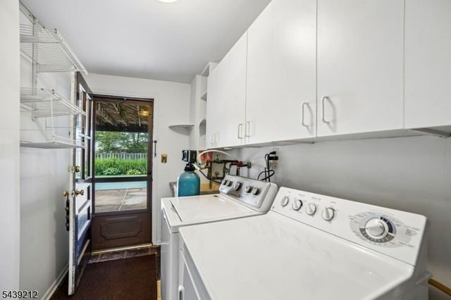30 Tanglewood Dr, East Hanover Twp., NJ 07936