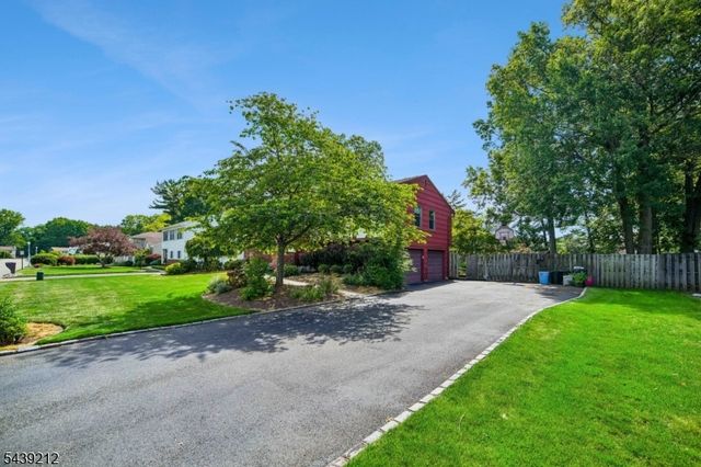 30 Tanglewood Dr, East Hanover Twp., NJ 07936