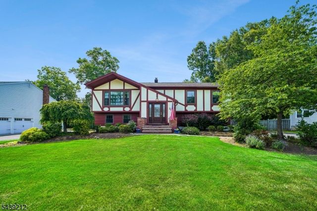 30 Tanglewood Dr, East Hanover Twp., NJ 07936
