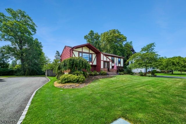 30 Tanglewood Dr, East Hanover Twp., NJ 07936