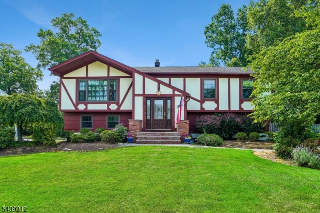 30 Tanglewood Dr, East Hanover Twp., NJ 07936