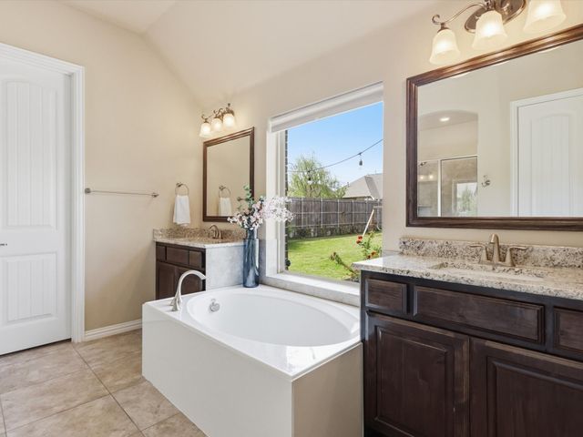 800 River Oak Avenue, Euless, TX 76039