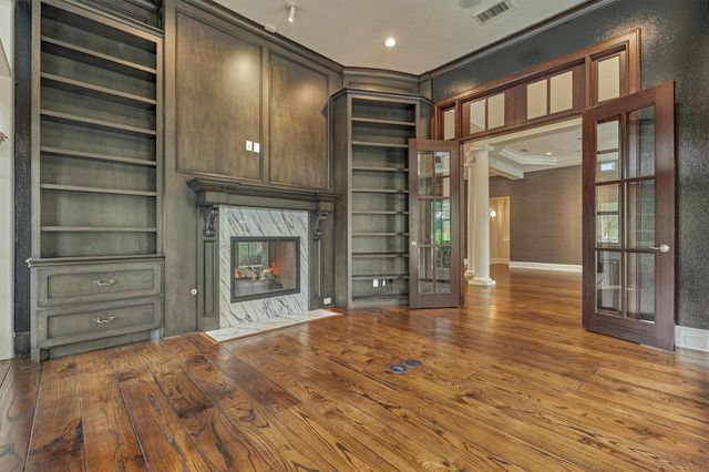 22 E Shore Drive, The Woodlands, TX 77380