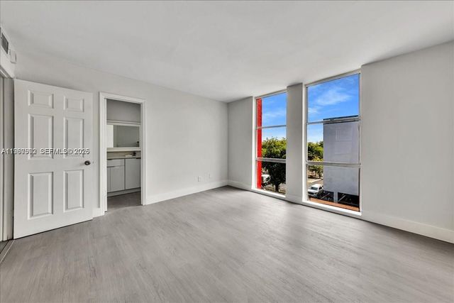 1750 W 46th St 433, Hialeah, FL 33012