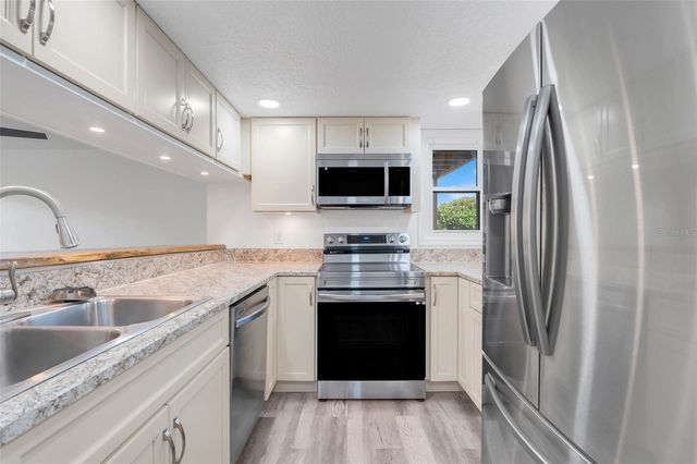 1051 S HIGHLAND STREET 4B, Mount Dora, FL 32757