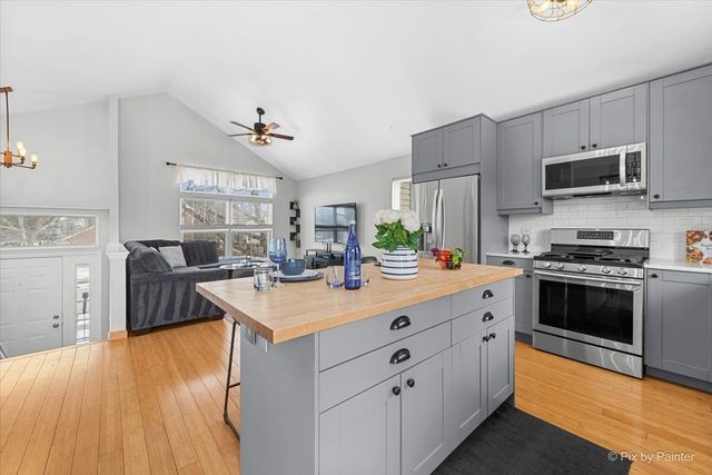 466 VALLEY FORGE Avenue, South Elgin, IL 60177