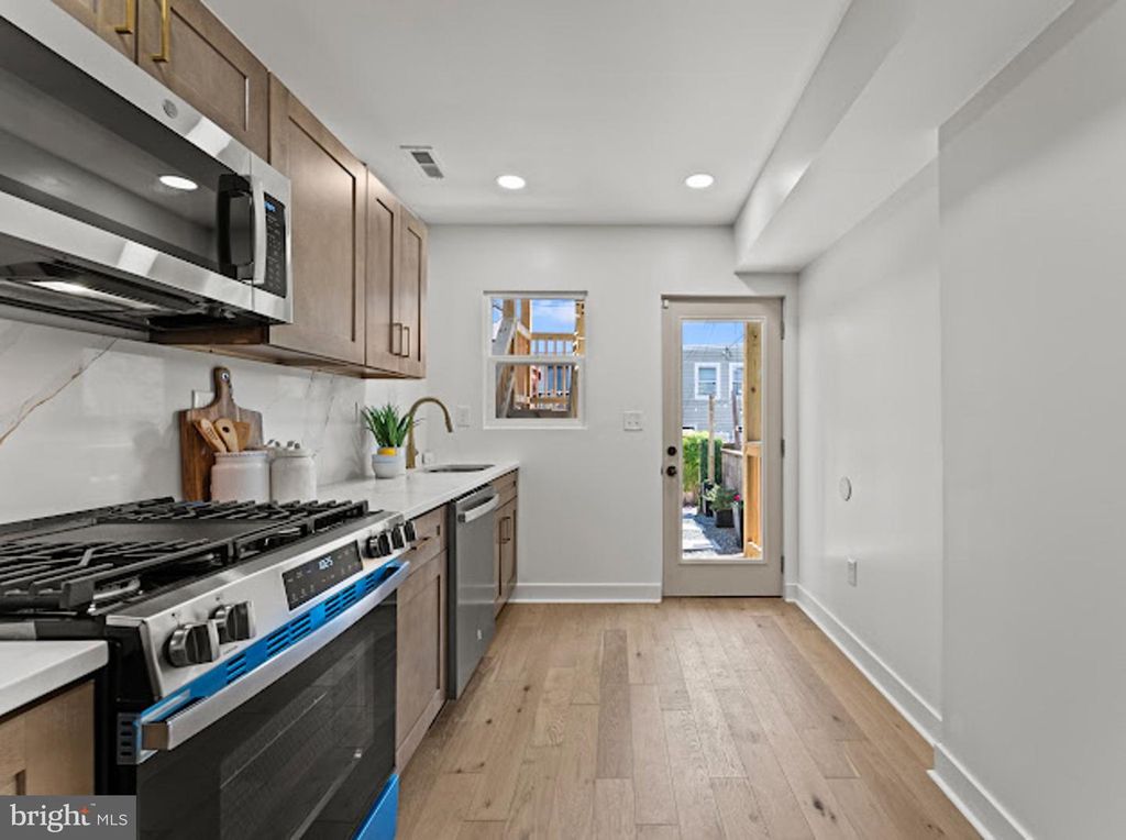 Image 11 of property listing at 607 S MILTON AVE, Baltimore, MD 21224