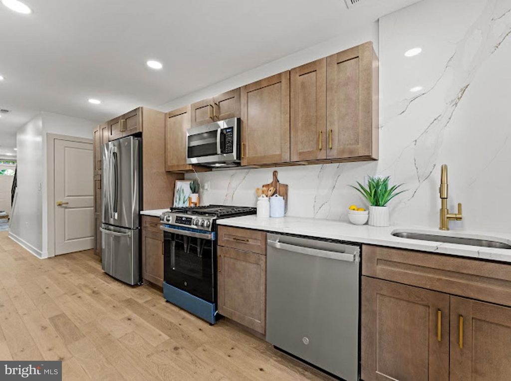 Image 12 of property listing at 607 S MILTON AVE, Baltimore, MD 21224