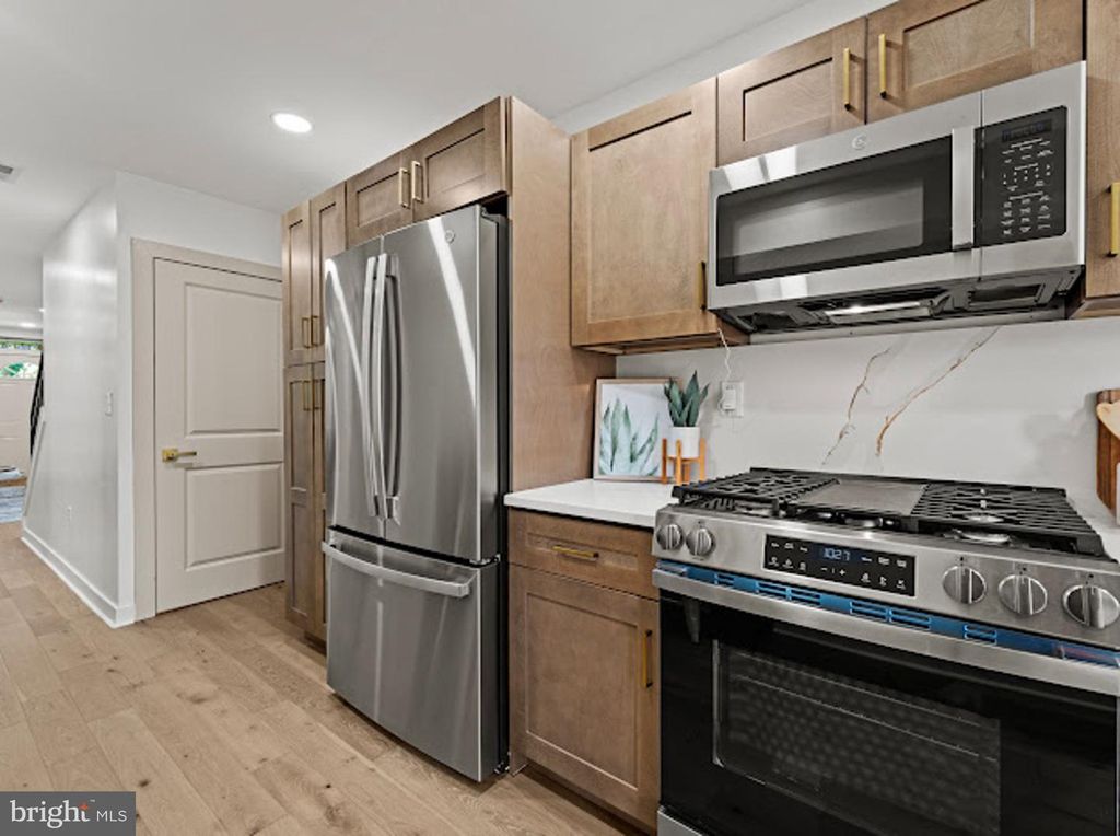 Image 13 of property listing at 607 S MILTON AVE, Baltimore, MD 21224