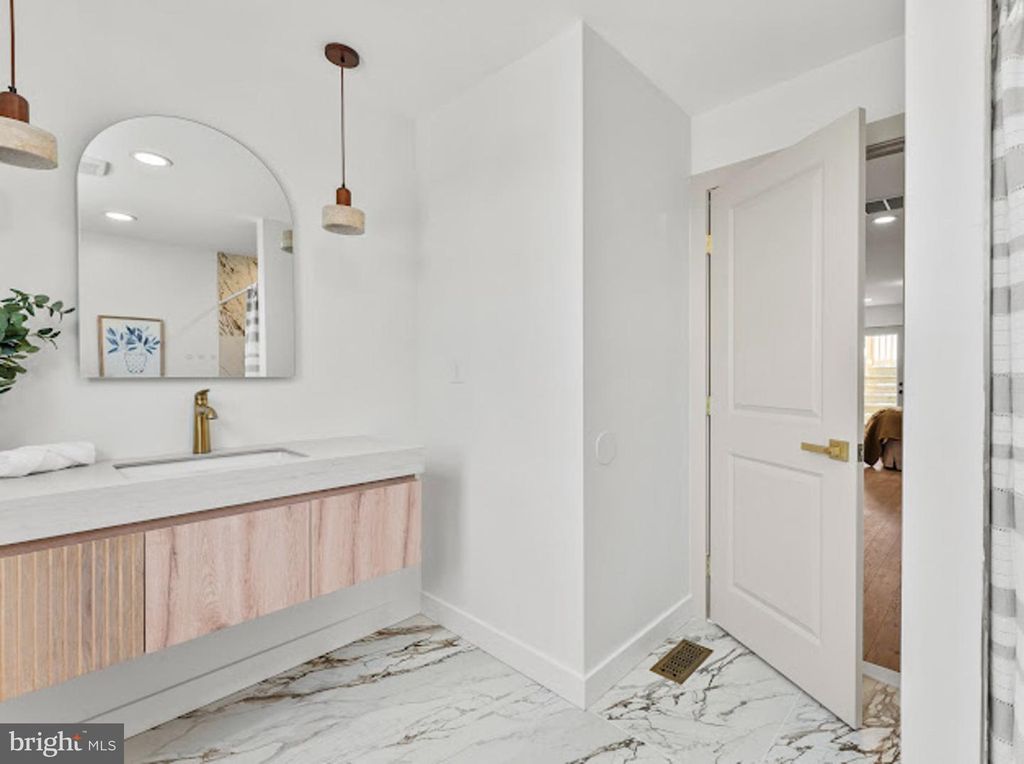 Image 21 of property listing at 607 S MILTON AVE, Baltimore, MD 21224