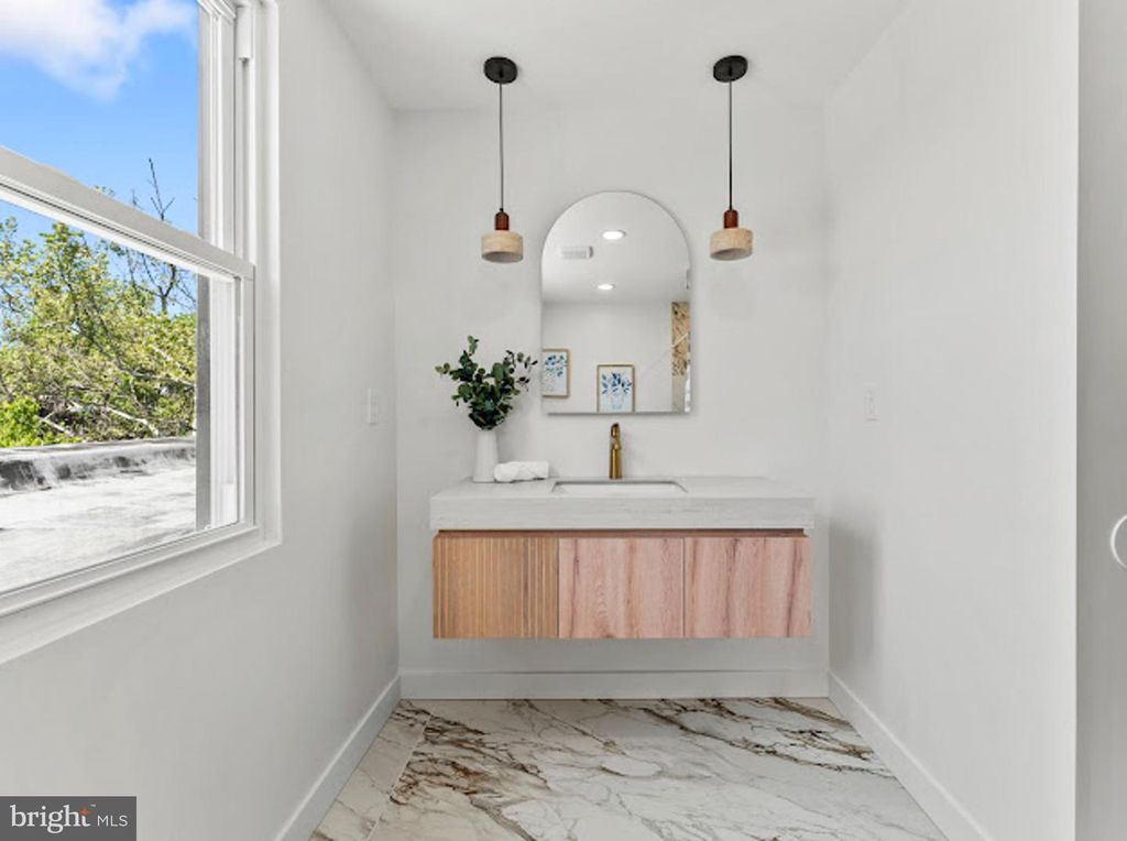 Image 22 of property listing at 607 S MILTON AVE, Baltimore, MD 21224