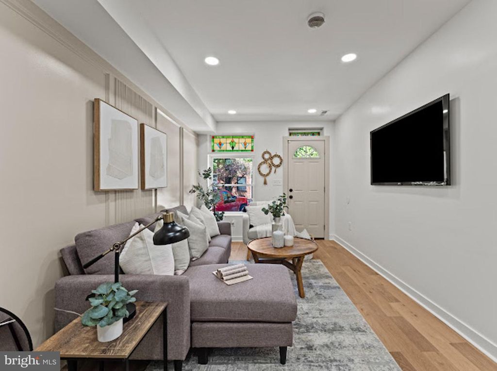 Image 4 of property listing at 607 S MILTON AVE, Baltimore, MD 21224