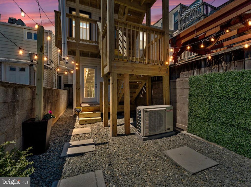 Image 32 of property listing at 607 S MILTON AVE, Baltimore, MD 21224