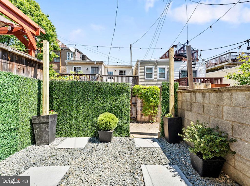 Image 33 of property listing at 607 S MILTON AVE, Baltimore, MD 21224