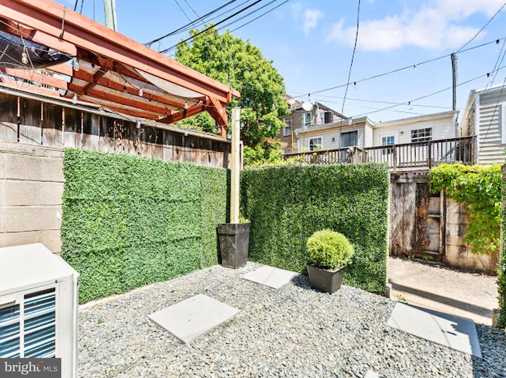 Image 34 of property listing at 607 S MILTON AVE, Baltimore, MD 21224