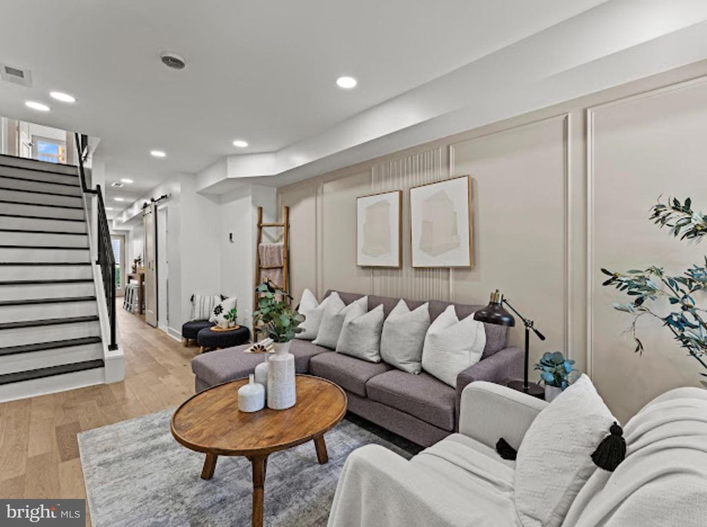 Image 5 of property listing at 607 S MILTON AVE, Baltimore, MD 21224