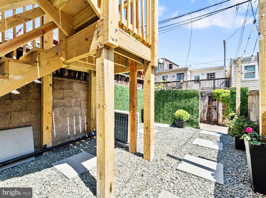 Image 44 of property listing at 607 S MILTON AVE, Baltimore, MD 21224