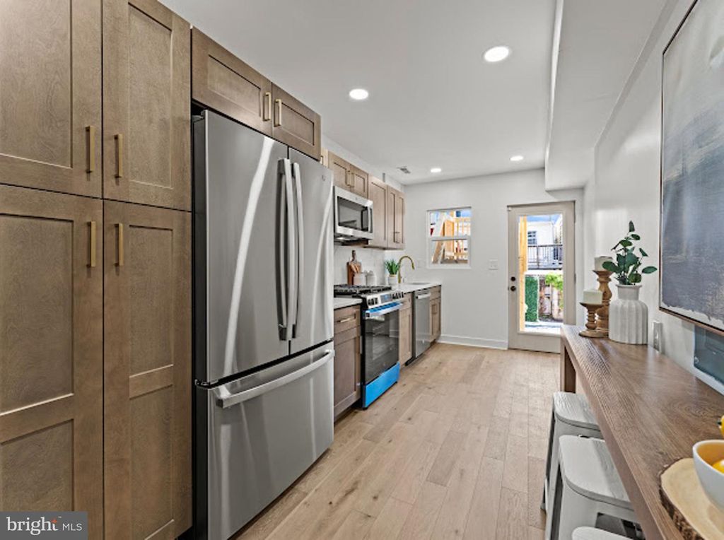 Image 10 of property listing at 607 S MILTON AVE, Baltimore, MD 21224