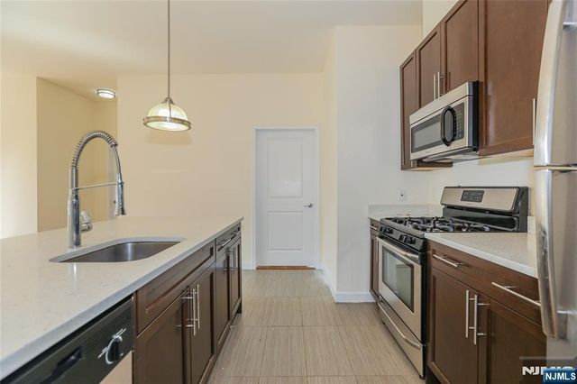 4 Main Street F213, Edgewater, NJ 07020