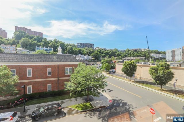 4 Main Street F213, Edgewater, NJ 07020