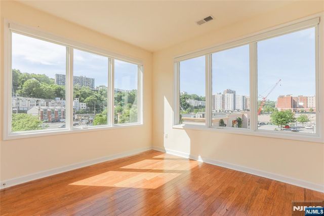 4 Main Street F213, Edgewater, NJ 07020