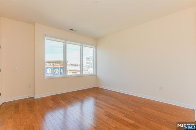 4 Main Street F213, Edgewater, NJ 07020